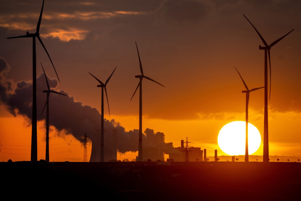 Steam rises from a coal-fired power plant in Niederaussem, Germany, as the sun rises on November 2, 2022. Photo: AP