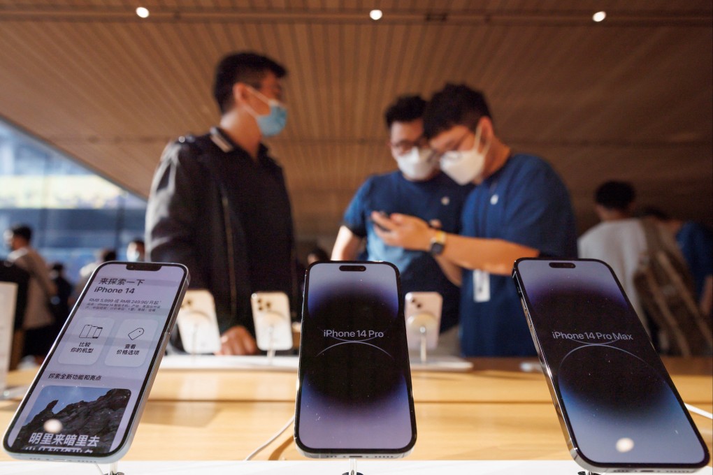 Customers look at the new iPhone 14 at an Apple store in Beijing, September 16, 2022. Photo: Reuters