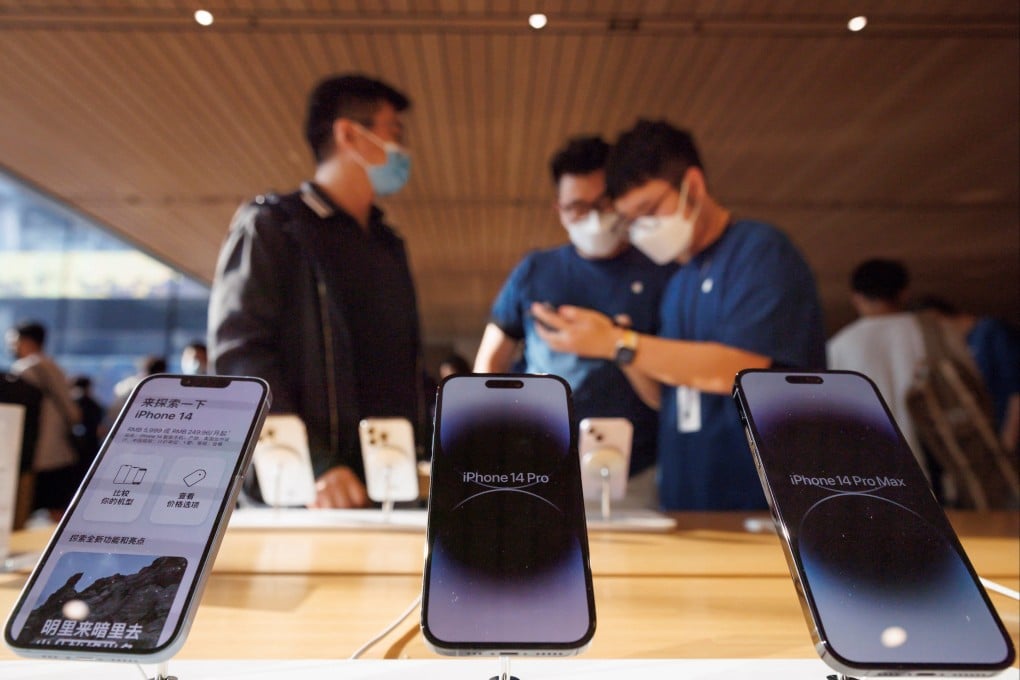 Customers look at the new iPhone 14 at an Apple store in Beijing, September 16, 2022. Photo: Reuters