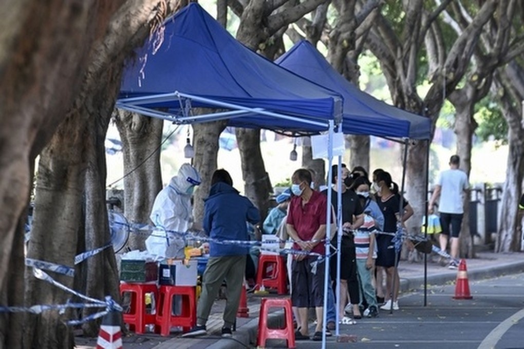 People queue for PCR tests in China’s southern city of Guangzhou, which is battling a sharp increase in Covid-19 cases. Photo: Weibo