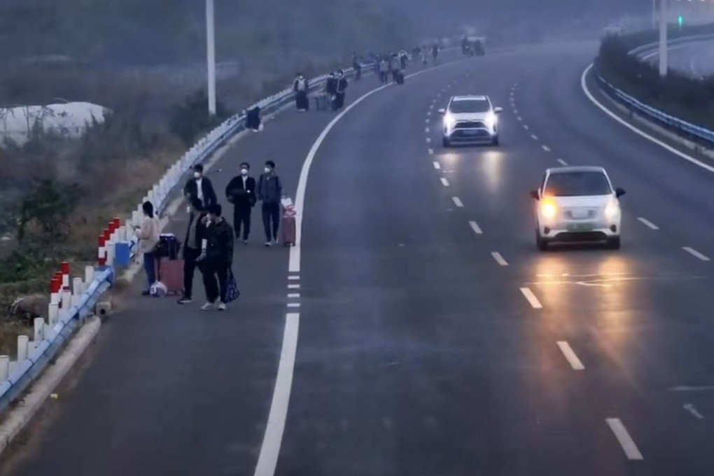 A screen grab from a video clip shows workers who have left a Foxconn factory because of a Covid-19 outbreak trying to walk back to their hometown on the expressway in Zhengzhou. Photo: Weibo