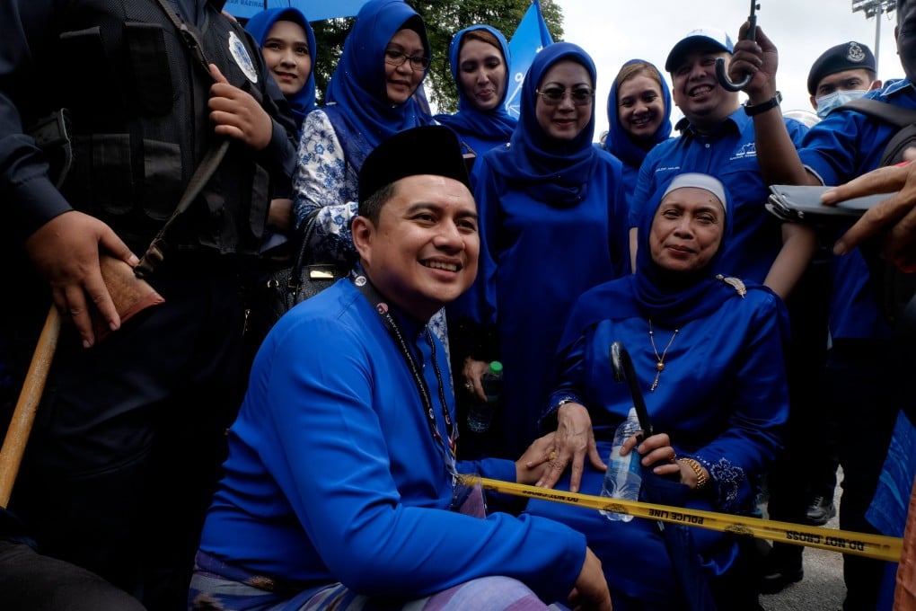 Peramu Jaya candidate Mohd Nizar Najib with supporters during an election rally ahead of the 2022 Malaysian general election. Photo: Bernama/dpa