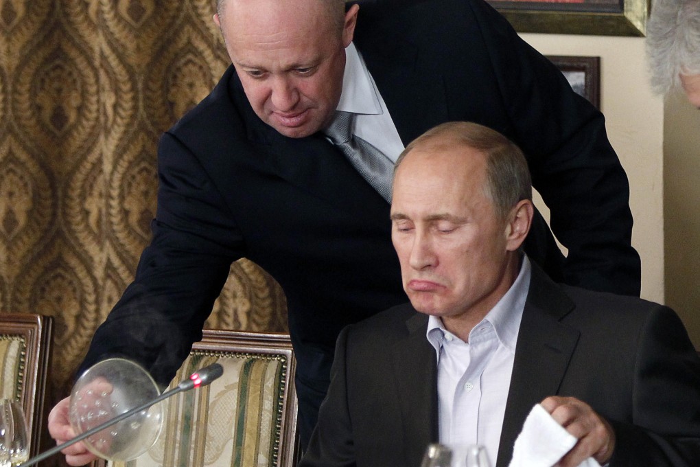 Yevgeny Prigozhin (left) serves food to Russian Prime Minister Vladimir Putin during dinner at Prigozhin’s restaurant outside Moscow in November 2011. Photo: AP