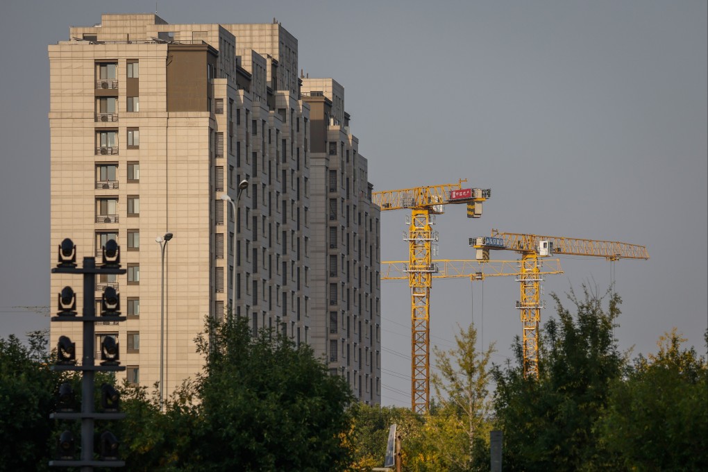 Construction cranes operate alongside residential buildings in Beijing on September 26, 2022.Photo: EPA-EFE