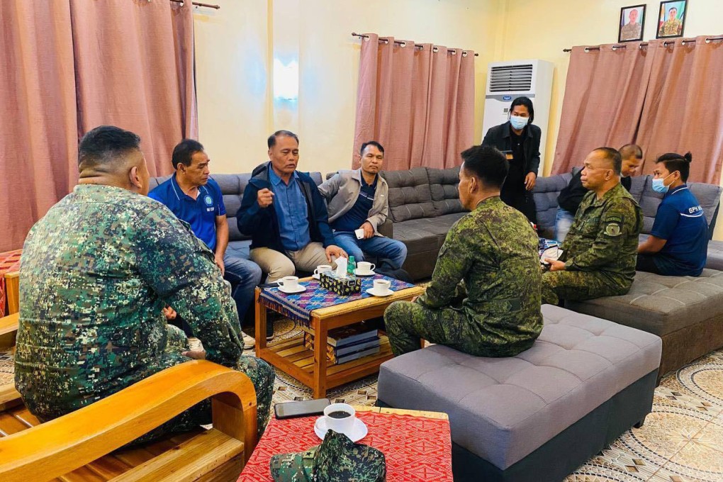Peace talks panel with chair David B Diciano, centre, acting commander Brigadier General Arturo Rojas, left, and Brigadier General Eduardo Gubat, acting commander of the Philippine Army’s 6th Infantry Division, and rebel mediators. Photo: AP