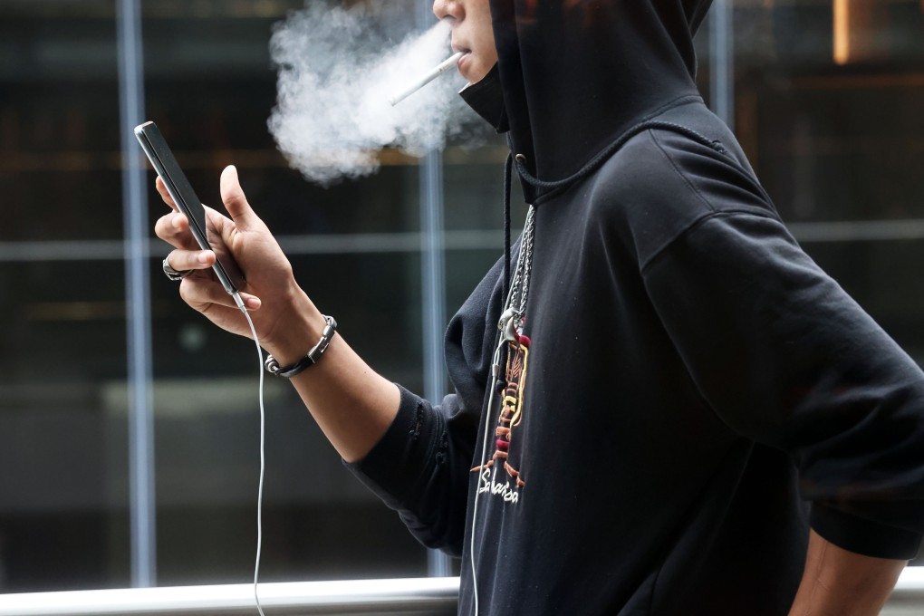 Smoking outdoors in Central. Photo: K. Y. Cheng