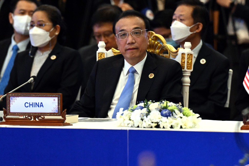 China’s Premier Li Keqiang spoke briefly to Australian PM Anthony Albanse at Asean Summit. Photo: EPA-EFE