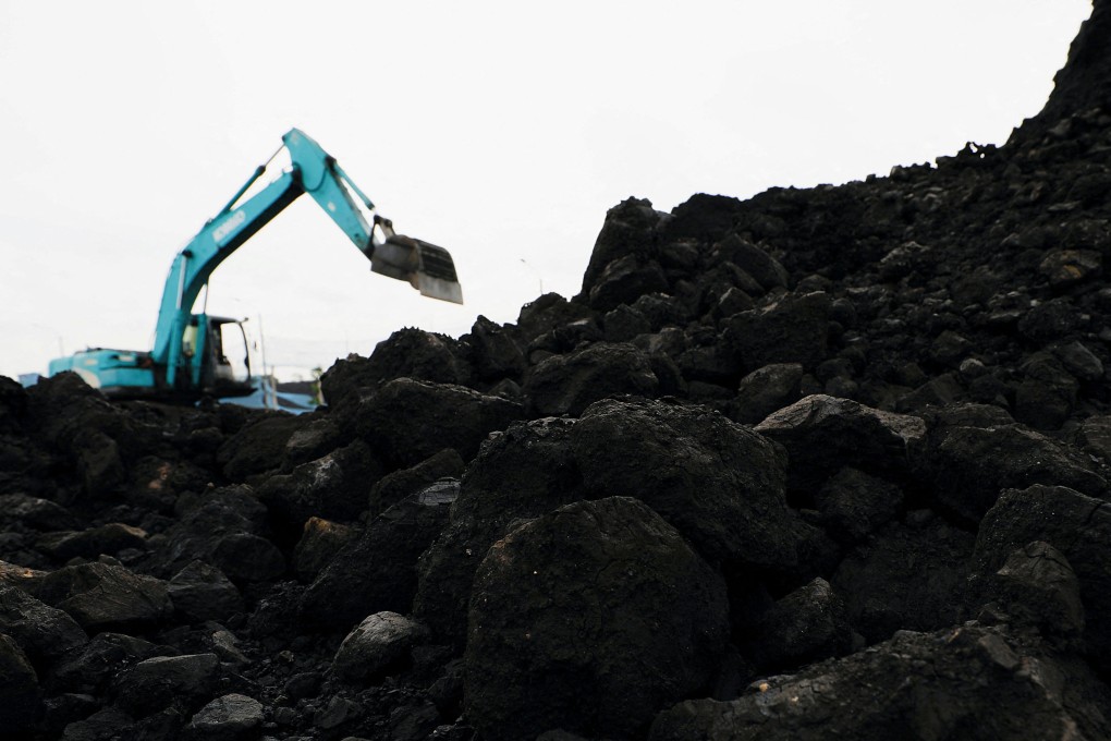 Heavy machinery unloads coal from the barges into a truck to be distributed, at the Karya Citra Nusantara port in North Jakarta, Indonesia. Photo: Reuters/File