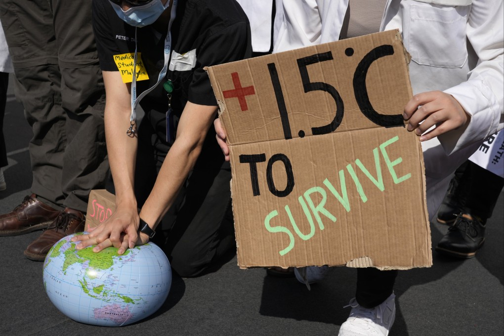 Demonstrators pretend to resuscitate the Earth while advocating to keep global warming within 1.5 degrees Celsius, at the COP27 summit in Sharm el-Sheikh on November 16. Photo: AP