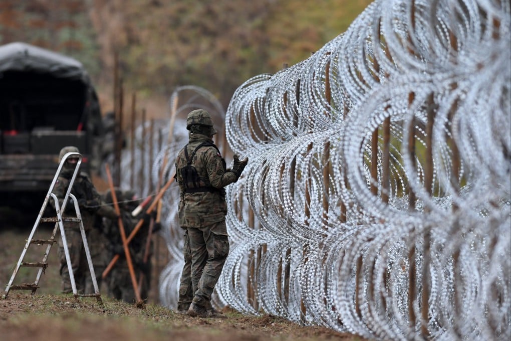 Polish soldiers begin laying a razor wire barrier along Poland’s border with the Russian exclave of Kaliningrad in Wisztyniec, Poland on November 2. Photo: AP