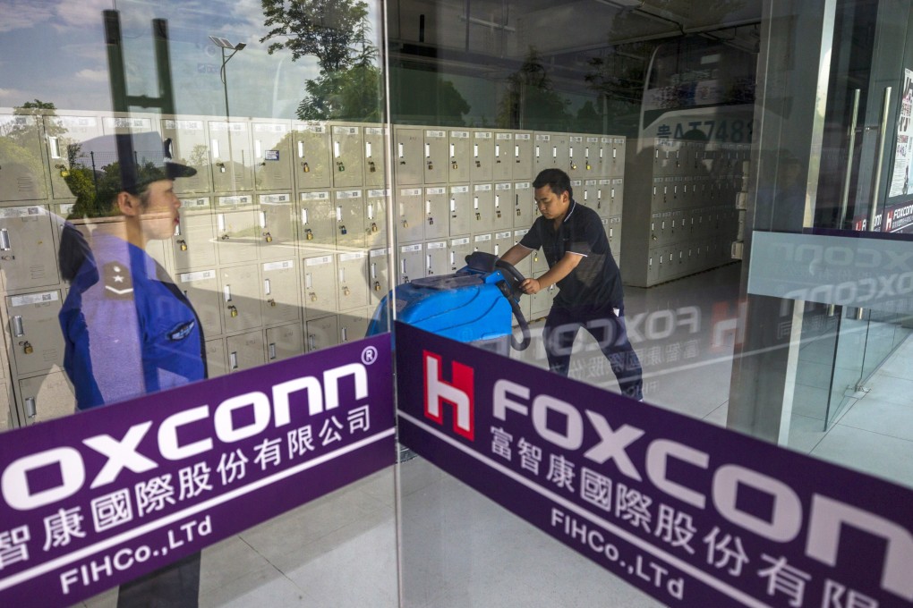 A security guard stands at the front doors of a Foxconn factory in Guiyang, Guizhou province, on May 28, 2018. Photo: EPA-EFE