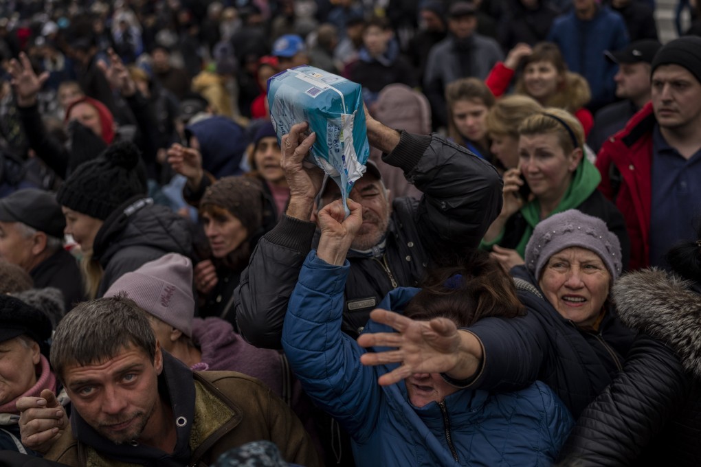 Residents gathering at an aid distribution point receive supplies in downtown Kherson, southern Ukraine. Photo: AP