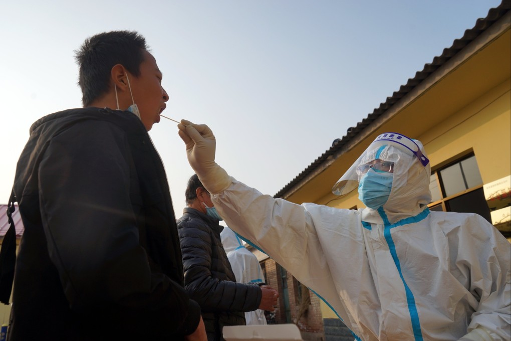 A medical worker takes a Covid-19 swab sample in Shijiazhuang, Nov. 2, 2021. Confusion and panic spread among some local residents after authorities relaxed requirements for mandatory PCR testing. Photo: Xinhua