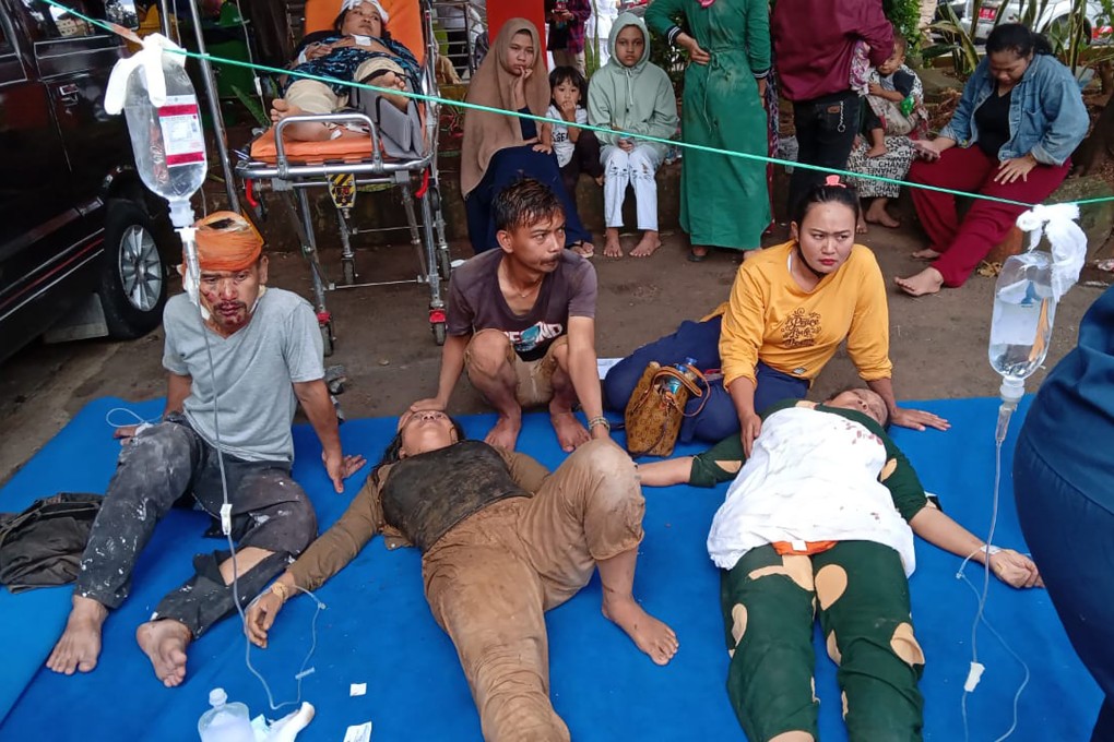 People injured during an earthquake receive medical treatment in a hospital parking lot in Cianjur, West Java, Indonesia. Photo: AP