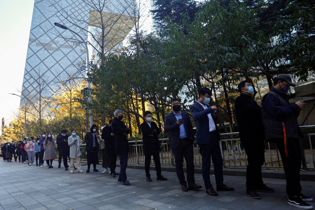 People line up to take a nucleic acid test for the coronavirus disease (COVID-19) at a testing booth in Beijing on November 15. Photo: Reuters