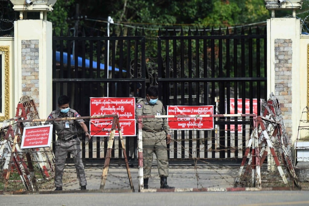 Prison security officials prepare for the release of inmates outside Insein prison in Yangon on November 17, 2022. Photo: AFP