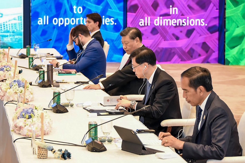John Lee Ka-chiu is seen seated between Chinese President Xi Jinping and Indonesian President Joko Widodo during closed-door sessions of the Apec summit on Friday. Photo: APEC twitter