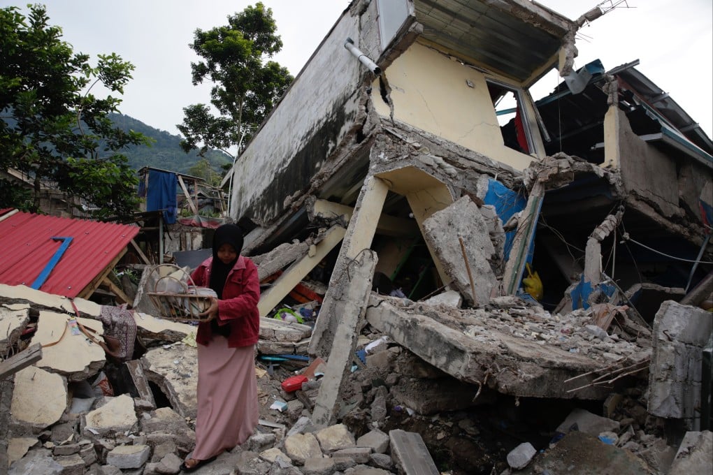 A resident salvages belongings from her damaged house after a 5.6 magnitude earthquake in Cianjur, Indonesia, on November 22. Photo: EPA-EFE