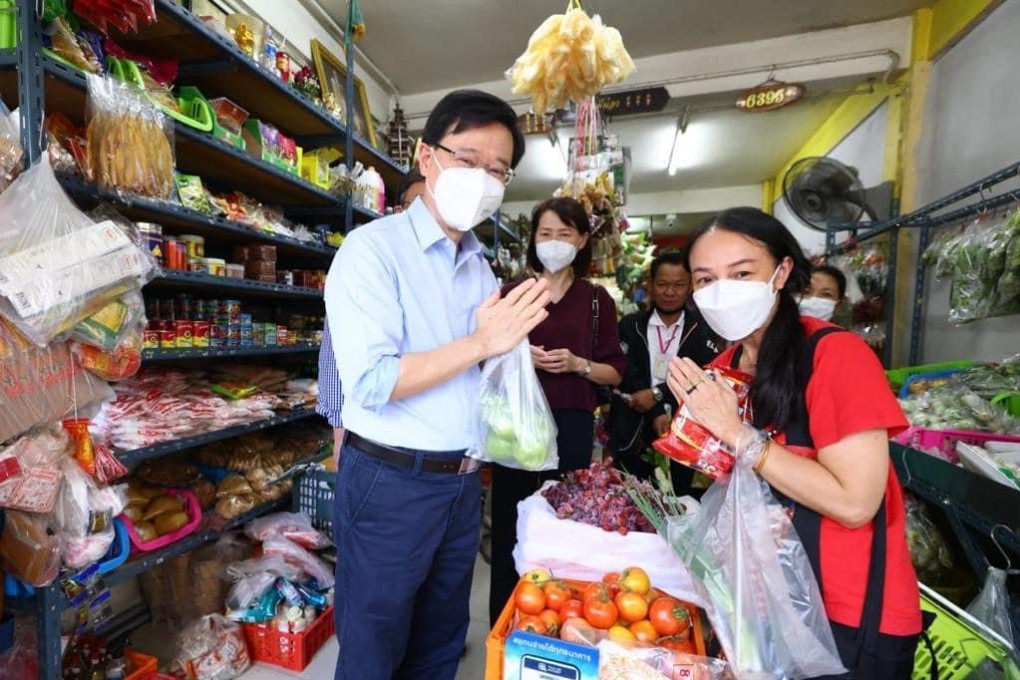 Hong Kong Chief Executive John Lee Ka-chiu at a grocery store during his Bankgkok visit. Photo: Handout