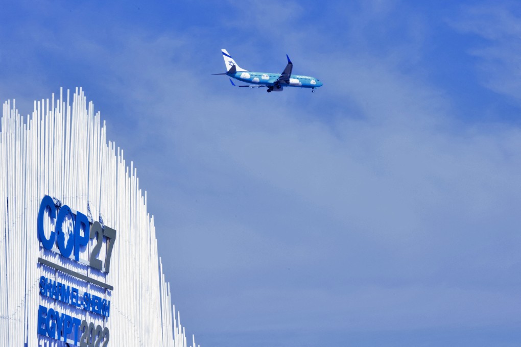 A passenger plane flies over the venue for the COP27 climate conference in Sharm el-Sheikh, Egypt, on November 17. Photo: AFP