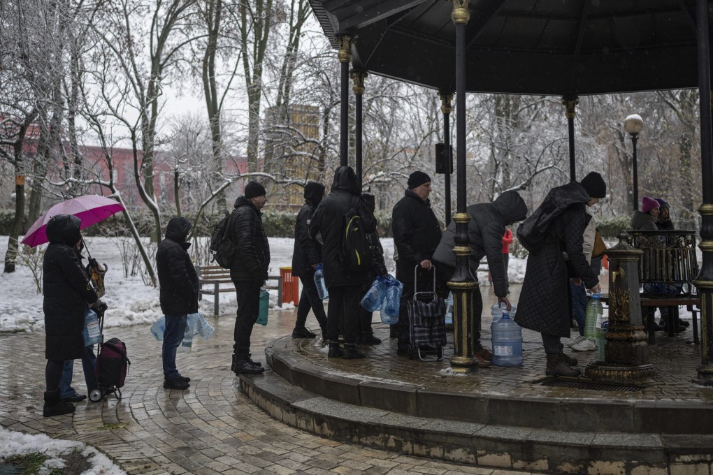 People wait in line to collect water in Kyiv, Ukraine. Photo: AP