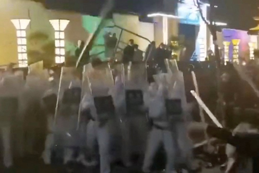 Security forces clash with workers during a protest outside Apple supplier Foxconn Technology Group's factory in Zhengzhou, capital of central Henan province, on November 23, 2022. Photo: Reuters