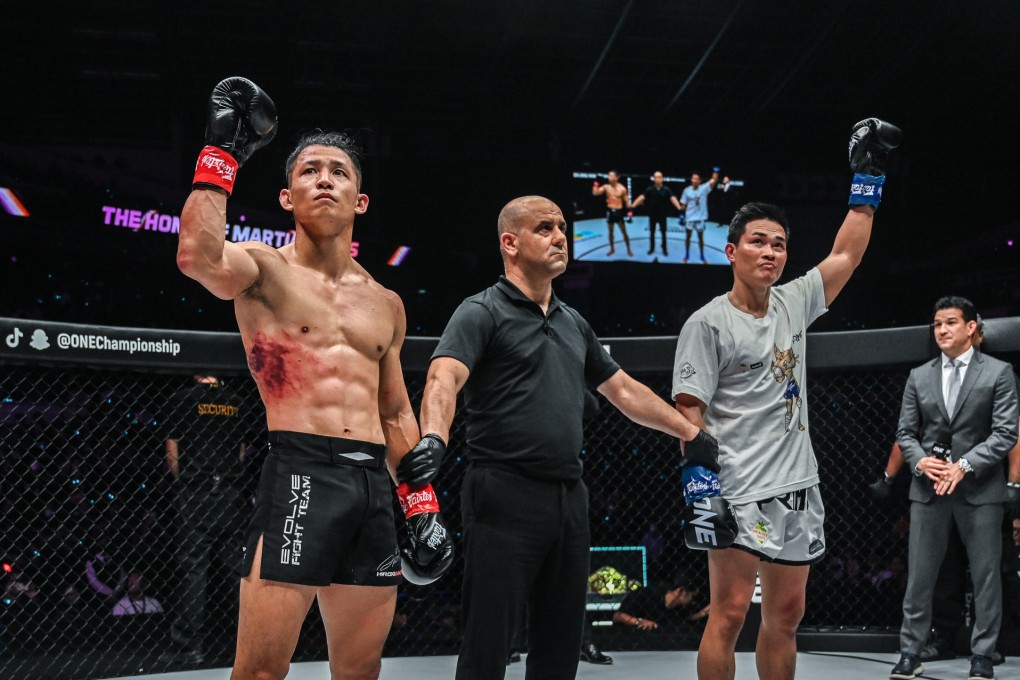Petchtanong Petchfergus (right) wins a split decision over Hiroki Akimoto in a bantamweight kickboxing title fight at ONE Championship 163 in Singapore. Photo: ONE Championship.