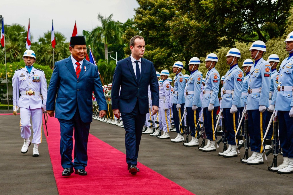 Indonesian Defence Minister Prabowo Subianto and his French counterpart Sebastien Lecornu inspect the honorary guard in Jakarta, on November 25, 2022. Photo: AFP