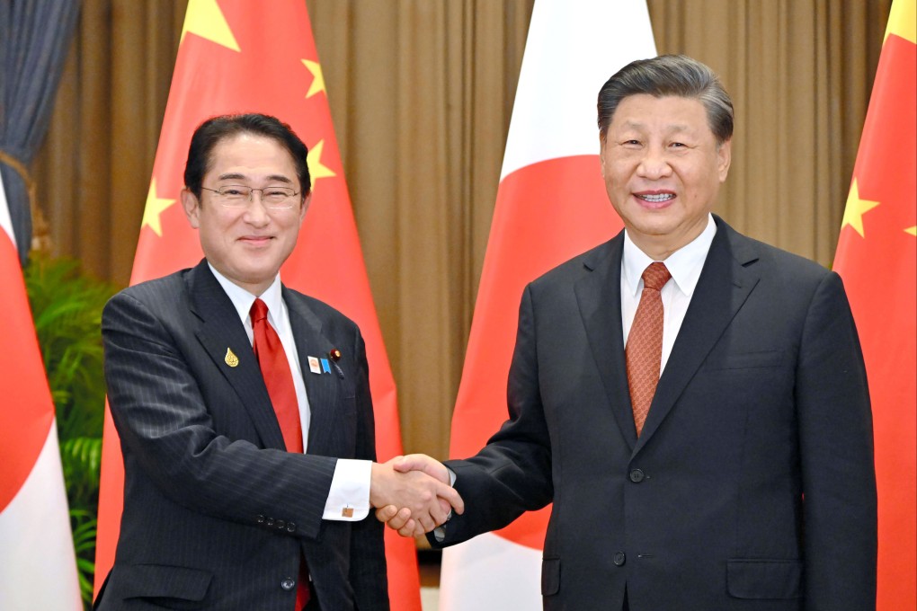 Japanese Prime Minister Fumio Kishida and Chinese President Xi Jinping on the sidelines of the Apec forum in Bangkok. Photo: AP