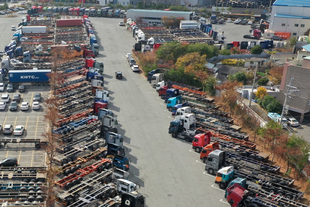 Vehicles stranded in a parking lot in South Korea as nationwide truckers strike continues. Photo: dpa