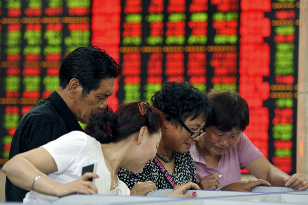 Investors look at computer screens in front of an electronic board showing stock information at a brokerage house in Fuyang, Anhui province, China, May 29, 2015. China’s main stock market indexes ended a volatile Friday just about where they started it after the previous day’s sharp sell-off that led many to believe the red-hot bull market has paused for a correction. REUTERS/Stringer CHINA OUT. NO COMMERCIAL OR EDITORIAL SALES IN CHINA
