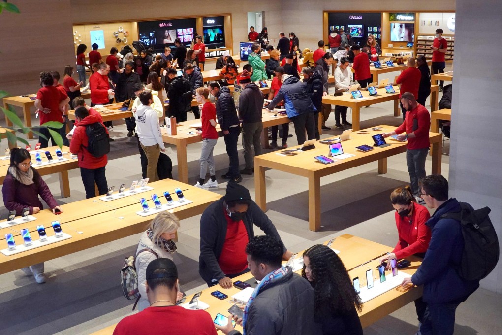 iPhones and other products are displayed at an Apple store in Chicago, Illinois.Photo: Getty Images via AFP