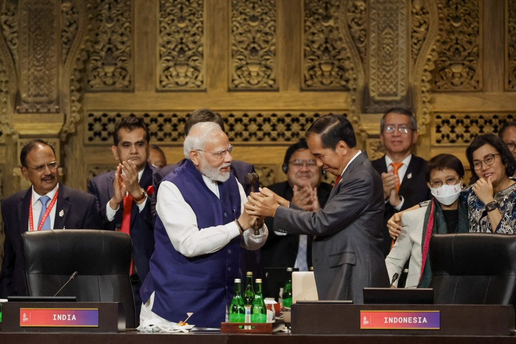 India’s Prime Minister Narendra Modi takes the gavel from Indonesia’s President Joko Widodo in a handover ceremony during the G20 summit. Photo: EPA-EFE