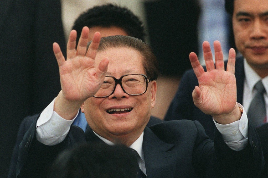 Jiang Zemin, then president of China, waves goodbye to the press at Hong Kong International Airport in May 2001. Photo: Dustin Shum