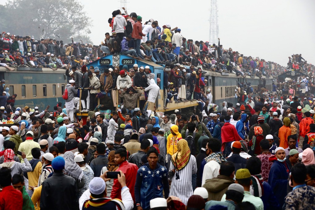 Thousands of Muslims return home on an overcrowded train, after attending the final prayer of Bishwa Ijtema, the world’s second-largest Muslim gathering after the Haj, in Tongi, outskirts of Dhaka, Bangladesh, on January 12, 2020. Photo: Reuters