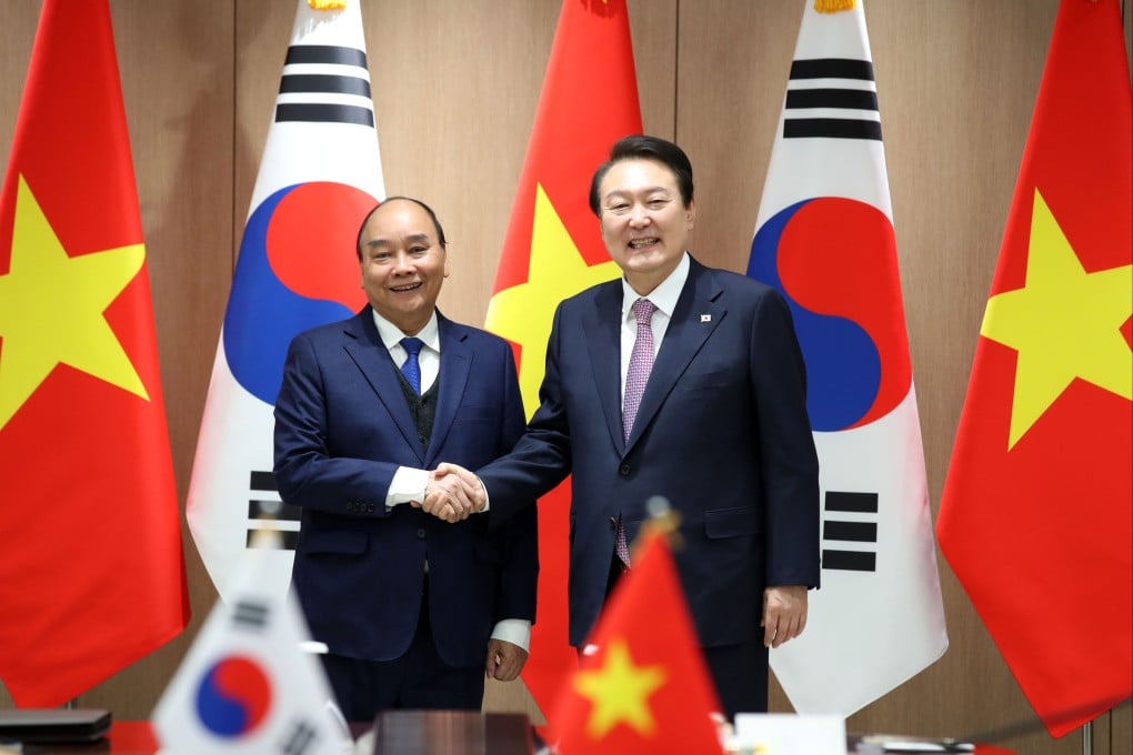 South Korean President Yoon Suk-yeol (right) and his Vietnamese counterpart, Nguyen Xuan Phuc, at the presidential office in Seoul on Monday. Photo: YNA/dpa