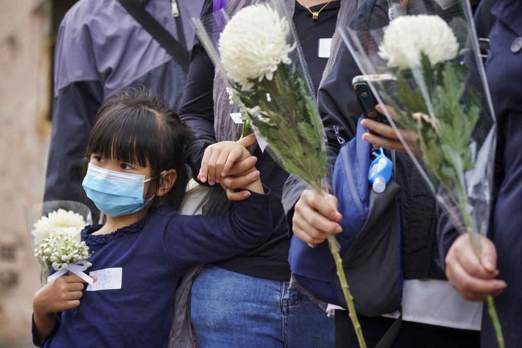 Mourners pay a last tribute to former Chinese president Jiang Zemin outside the central government’s liaison office in Hong Kong on December 4. Photo: Elson Li