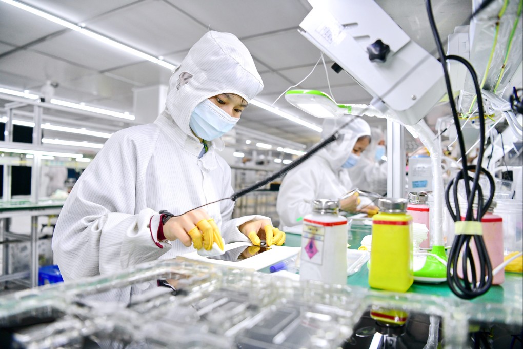 Employees work on a production line for 5G smartphone screens on May 13 in Ganzhou, Jiangxi province, China. Photo: Getty Images