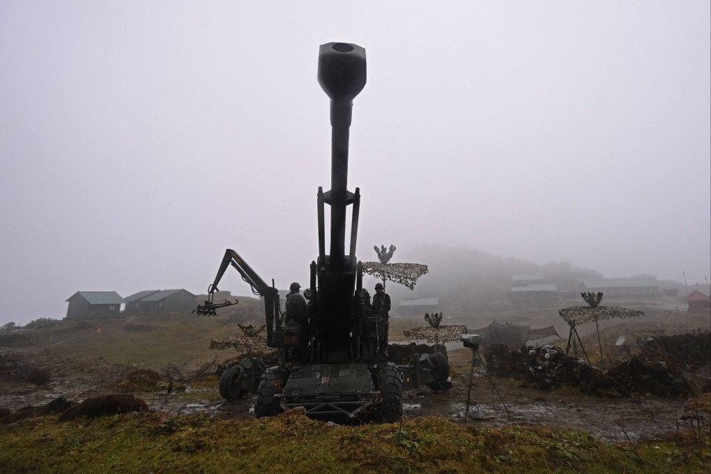 Indian army soldiers pictured with a Bofors gun positioned at Penga Teng Tso ahead of Tawang, near the Line of Actual Control (LAC) neighbouring China in India’s Arunachal Pradesh state in October 2021. Photo: AFP