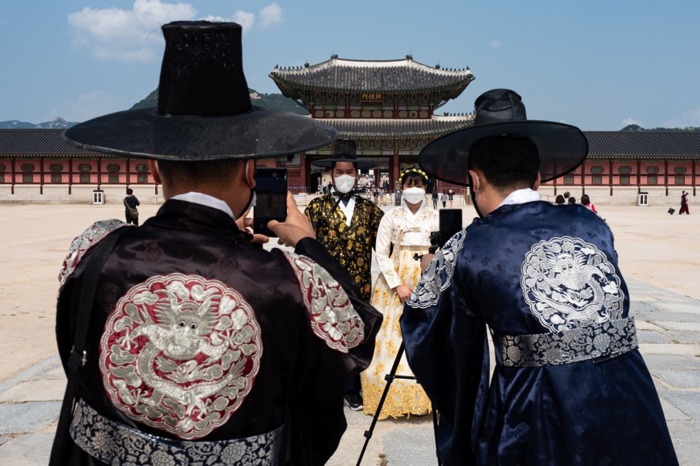 Filipino tourists wearing Korean traditional garments pose for photos in Seoul. Photo: EPA-EFE