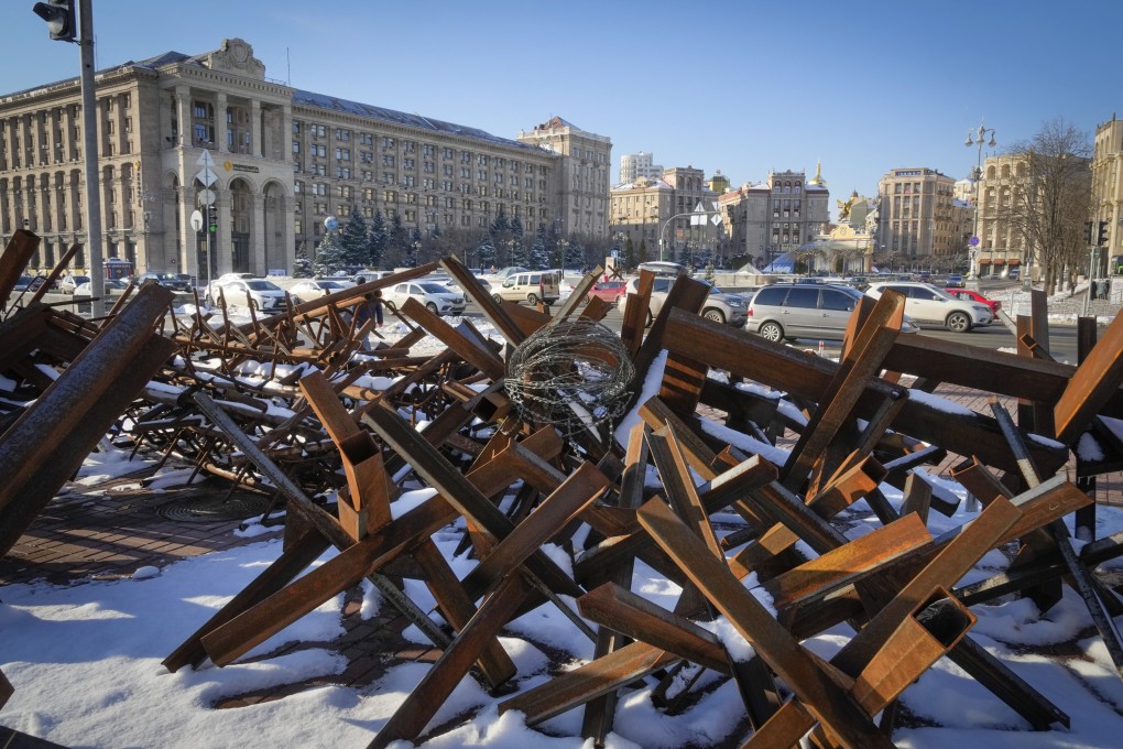 Anti-tank hedgehogs in the main square of Kyiv. The commander-in-chief of Ukraine’s armed forces expects a new Russian attack on the capital. Photo: AP
