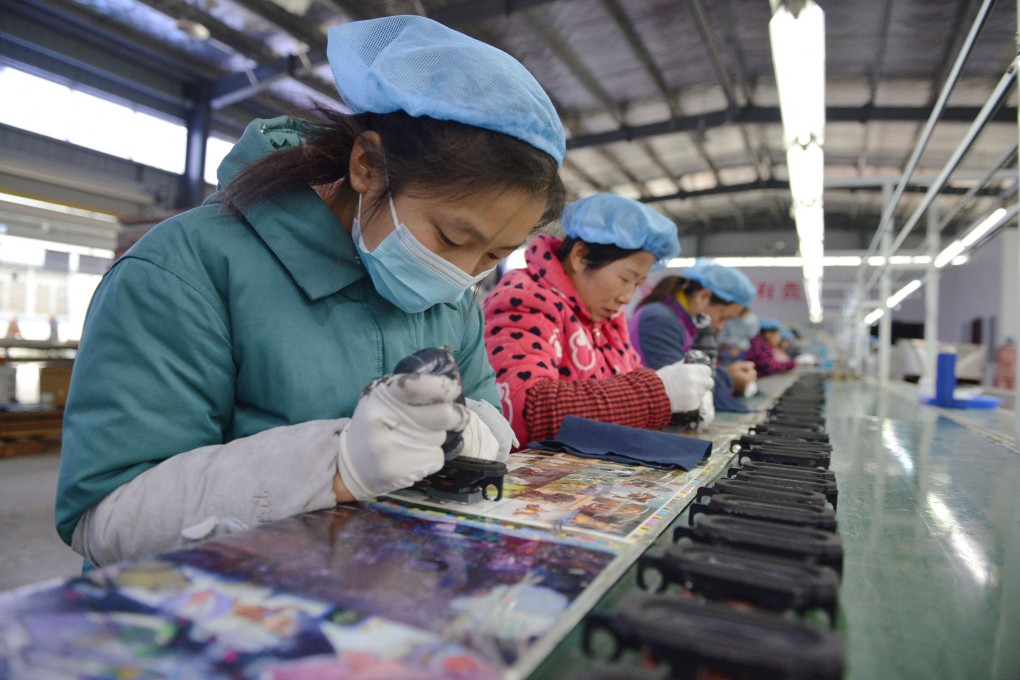 An employee on an assembly line that produces speakers at a factory in Fuyang city, in China’s eastern Anhui province, on November 30, 2022. Photo: AFP.