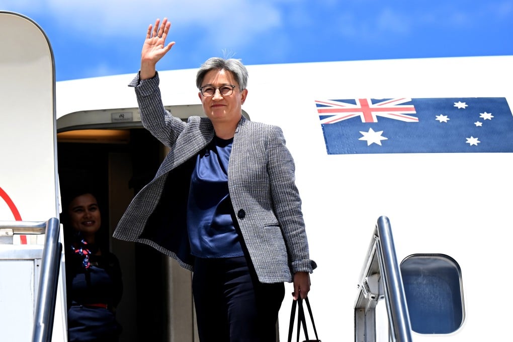 On December 20, Australian Foreign Minister Penny Wong boards a plane to China to meet with her Chinese counterpart Wang Yi. Photo: AAP