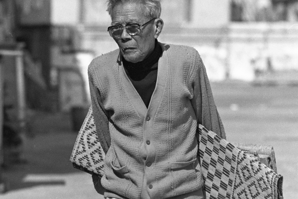 80-year-old Lee Sing, who lived in the bed-space apartment building where the fire broke out, moves into Kowloon Bay Temporary Housing Area. Photo: David Wong
