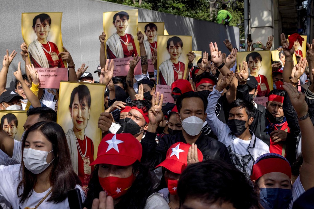Myanmar protesters hold up pictures of detained leader Aung San Suu Kyi during a demonstration outside the Embassy of Myanmar in Bangkok on December 19, 2022. Photo: AFp