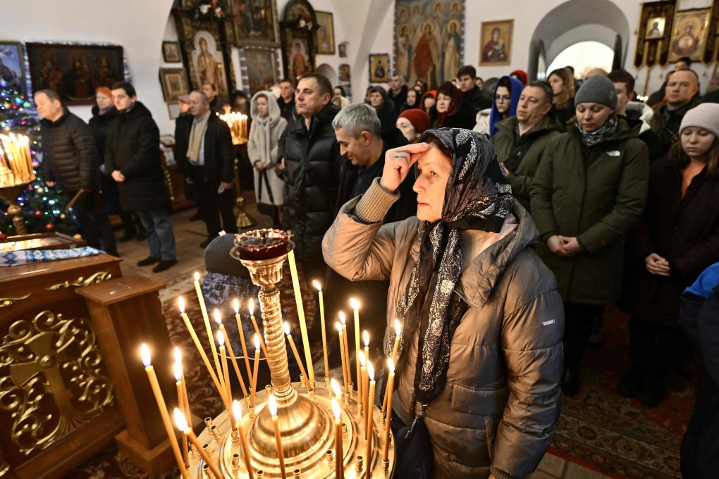 Worshippers pray during the Christmas service in a church of the Orthodox Church of Ukraine in Kyiv on December 25, 2022. Photo: AFP