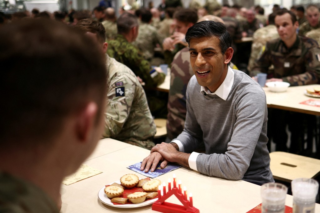 British Prime Minister Rishi Sunak eats Christmas dinner with troops at the Tapa Military base in Tapa, Estonia on Monday. Photo: Reuters