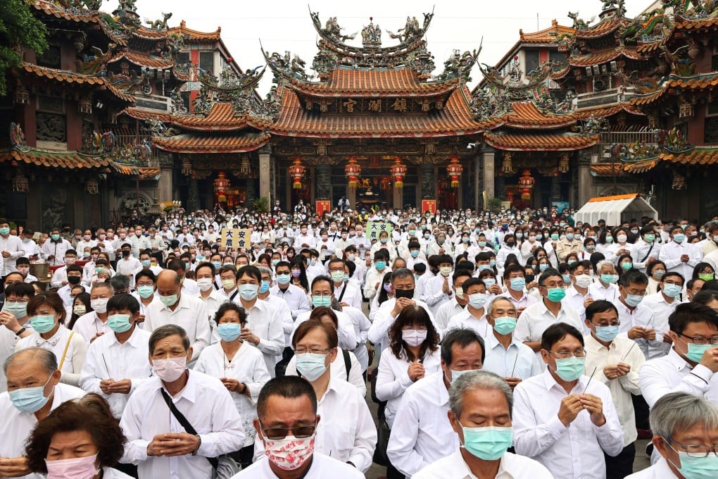 People holding joss sticks pray to the sea goddess Mazu during a religious ceremony at Jenn Lann Temple in Taiwan. Photo: Reuters