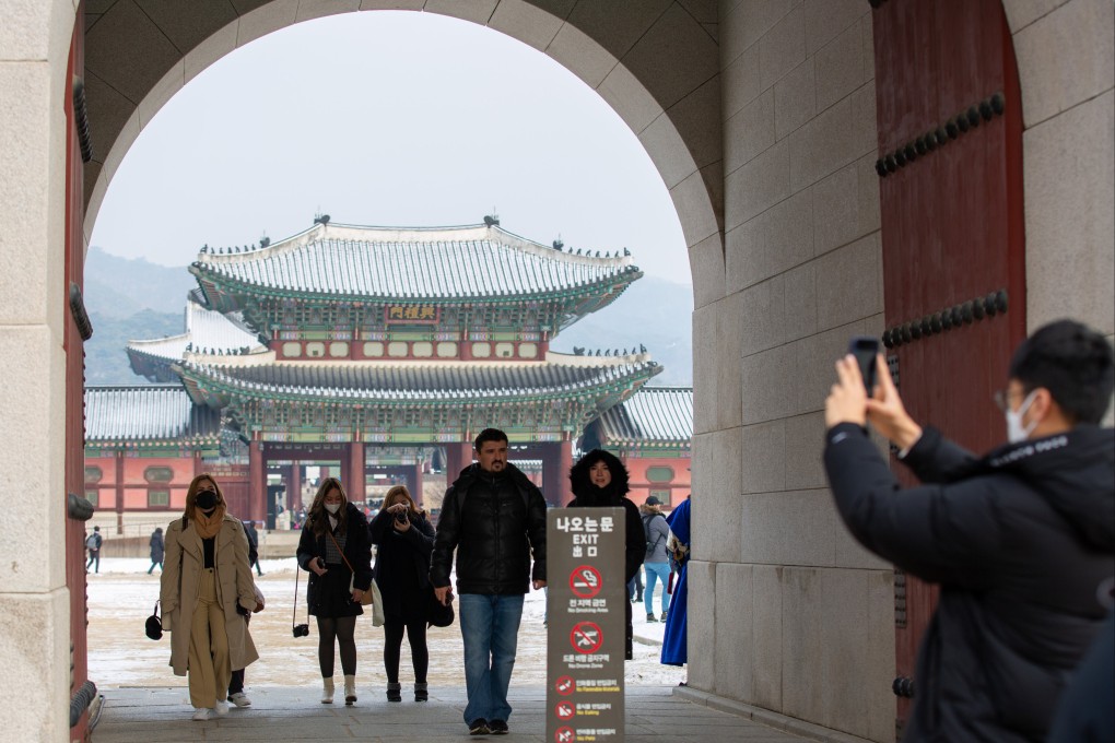 Tourists visit the Gyeongbokgung Palace in Seoul, South Korea. Photo: Xinhua