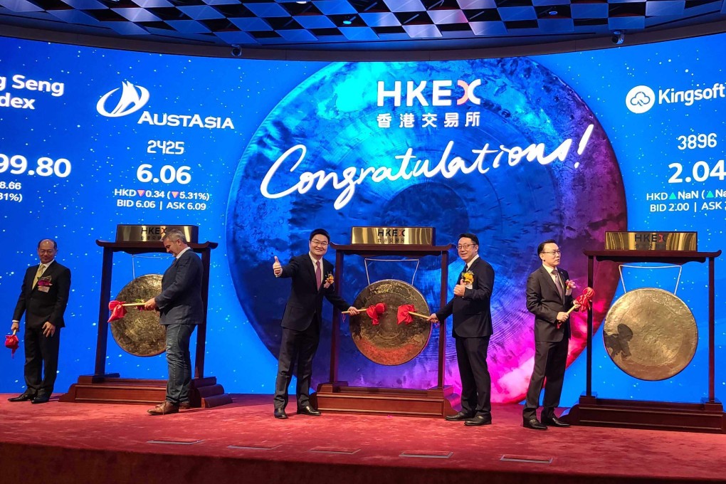 Executives of three of the five companies that listed for the first time today struck the ceremonial gong at the Hong Kong stock exchange on 30 December 2022 to mark their trading debut. From left: AustAsia Chairman Tan Yong Nan, AustAsia CEO Edgar Collins, Kingsoft Cloud’s Chief Financial Officer He Haijian, Senior Vice President Liu Tao, Super Hi’s Chairman Zhou Zhaocheng. Photo: Enoch Yiu